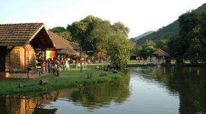 Alunos em atividade pedagógica na Fazendinha do Rio com a YVY Expedições