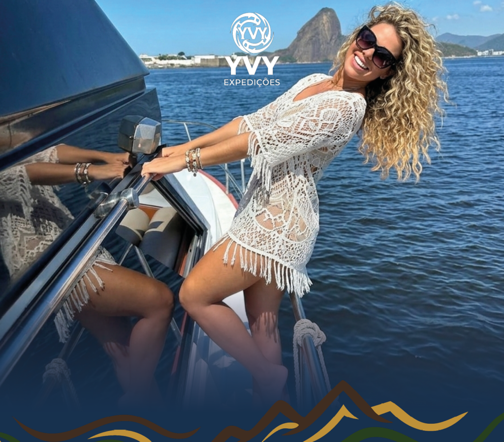 Grupo de amigos em um passeio de lancha pela YVY Expedições na Urca.