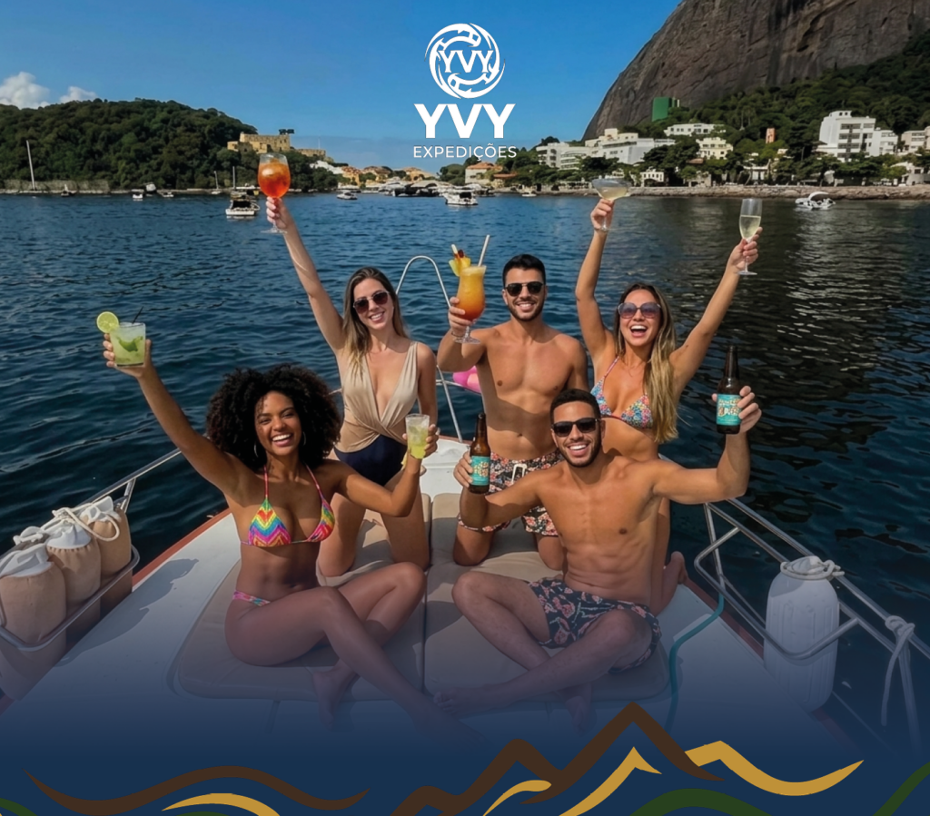 Grupo de amigos em um passeio de lancha pela YVY Expedições na Urca.