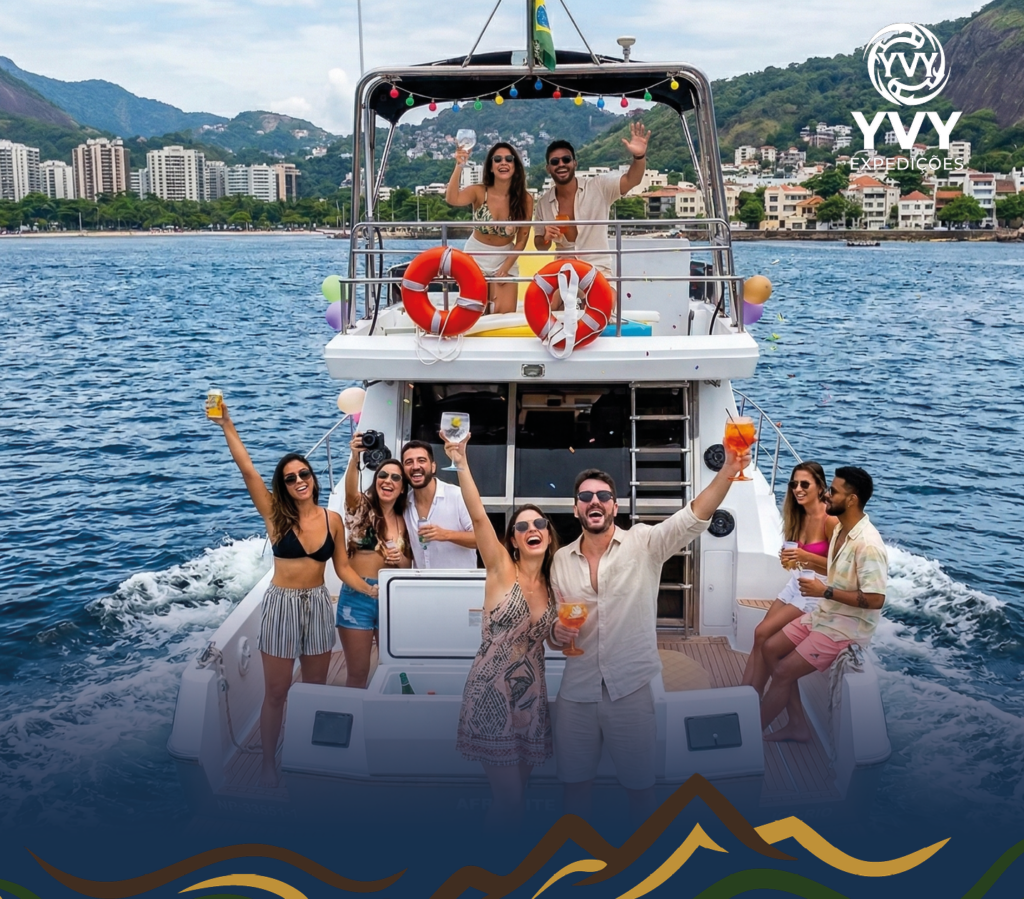 Grupo de amigos em um passeio de lancha pela YVY Expedições na Urca.