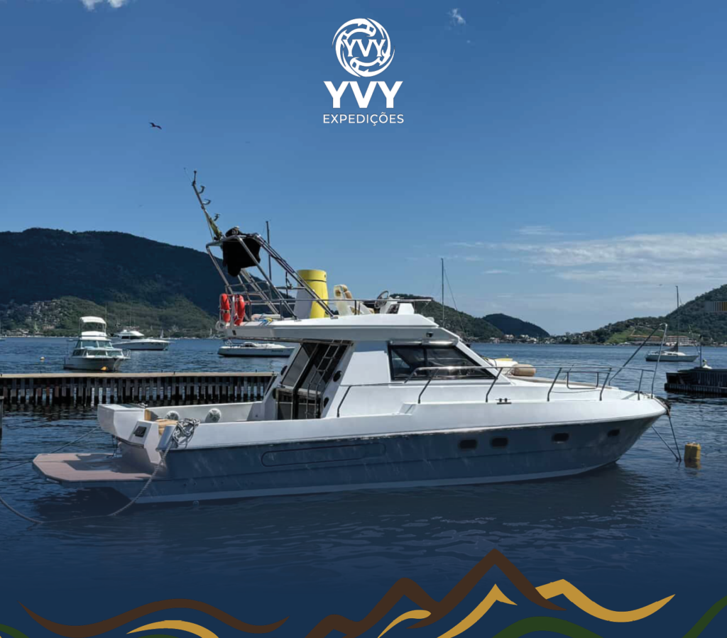 Grupo de amigos em um passeio de lancha pela YVY Expedições na Urca.